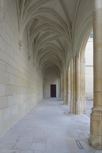 Cour d'honneur. Corps de galerie : vue d'ensemble des voûtes depuis l'entrée de la cour.