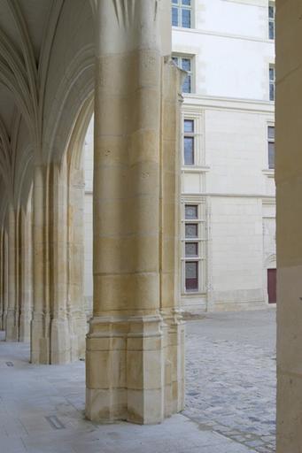 Cour d'honneur. Corps de galerie : détail sur le deuxième pilier depuis l'ouest.