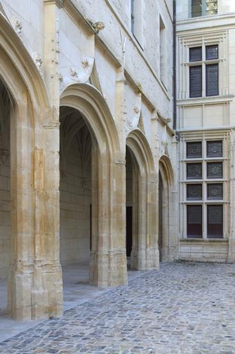 Cour d'honneur. Elévations extérieures des arcades de la galerie.