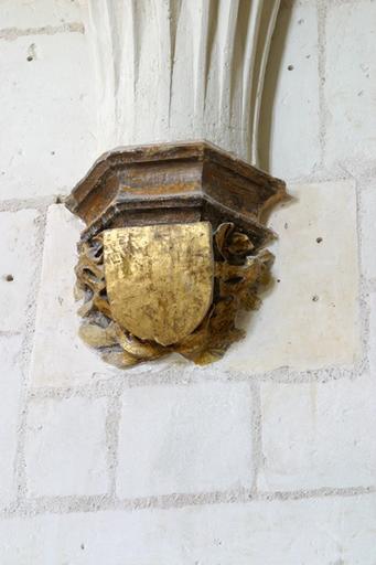 Logis B, salle voûtée du rez-de-chaussée : culot médian ouest : vue de face.