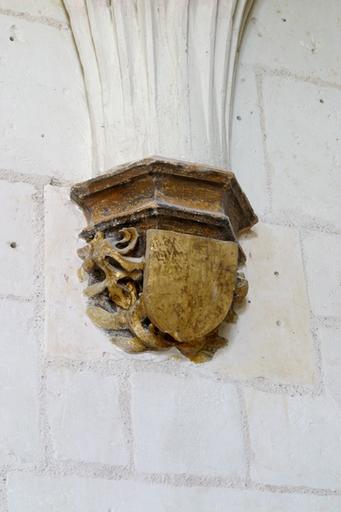 Logis B, salle voûtée du rez-de-chaussée : culot médian ouest : vue de trois-quarts.