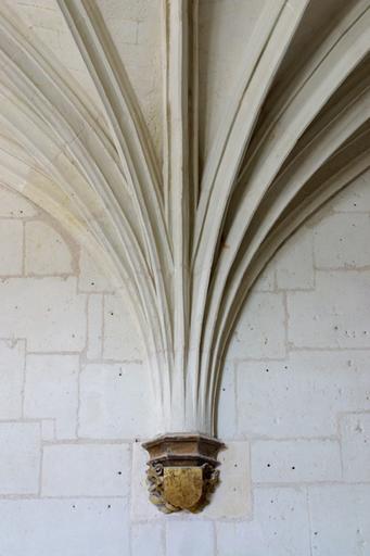 Logis B, salle voûtée du rez-de-chaussée : retombée centrale des voûtes sur le mur ouest.