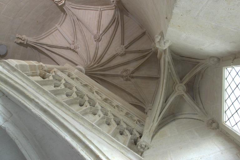 Grande tour d'escalier : vue d'ensemble de la voûte en contreplongée.