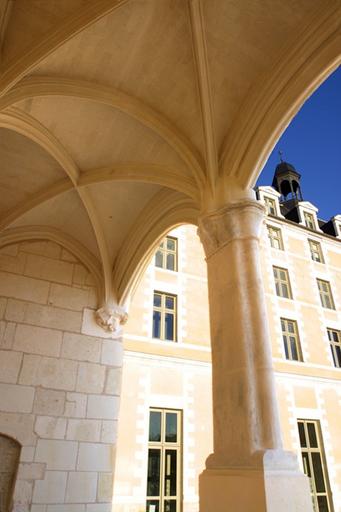 Logis Barrault, loggia sur le jardin : détail sur les piliers et les voûtes.