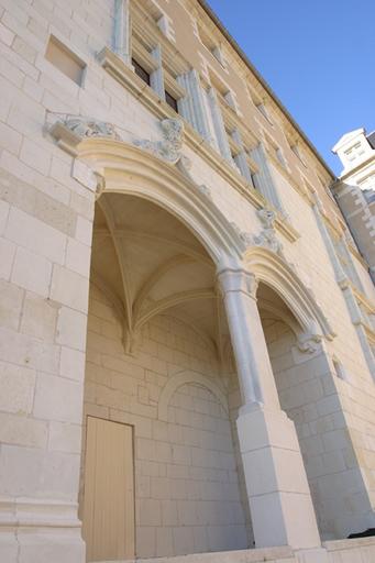 Logis Barrault, loggia sur le jardin : élévation extérieure sur les arcades et le pilier central.