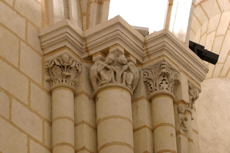 Chapelle Saint-Eloi. Groupe de chapiteaux à l'entrée nord-ouest du choeur, face sud-ouest : personnages affrontés avec échassiers et en contrebas du chapiteau, petite figure de saint Eloi.