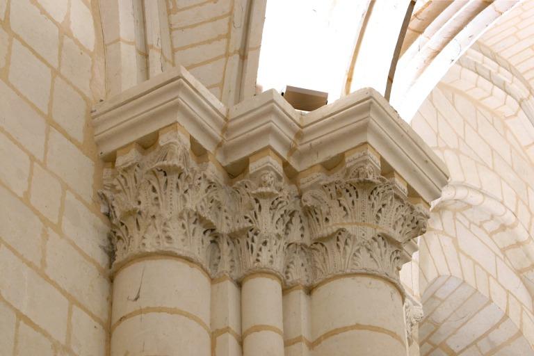 Chapelle Saint-Eloi. Nef, première travée, pile nord-est : groupe de chapiteaux à feuillages.