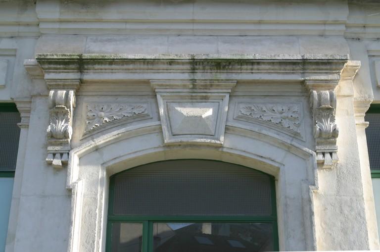 Façade sur rue : porte d'entrée sur la rue du Mail.