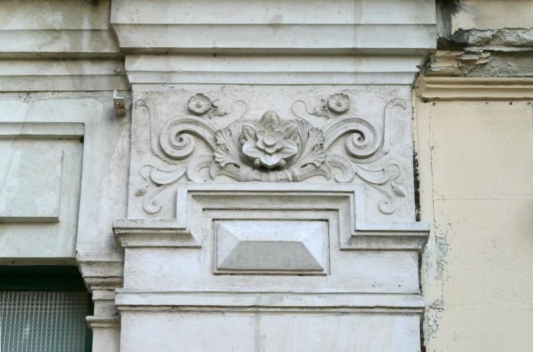 1er niveau : détail sur le corps sculpté sur l'un des pilastres