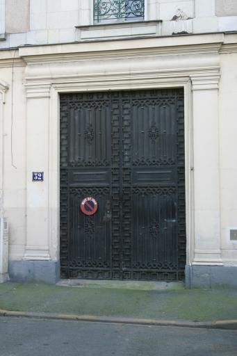 Porte d'entrée, rue Maillé menant à la cour principale