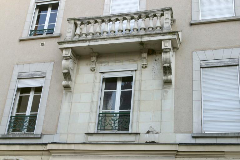 Façade sur rue, rue Maillé : fenêtre et balcon des étages.