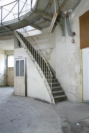 Cour principale, face sud-ouest : escalier desservant la galerie haute.