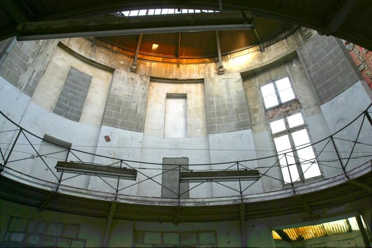 Cour principale, face nord : vue en contreplongée des parties hautes.