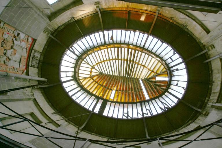 Cour principale, vue en contreplongée de la verrière.