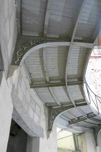 Cour principale, face nord : sous-face de la galerie.