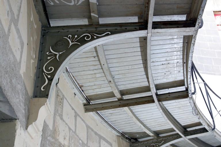 Cour principale : détail d'une des consoles supportant la galerie haute.