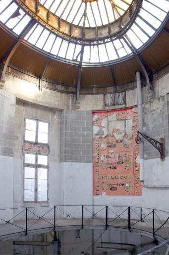 Cour principale, partie haute : à gauche, la fenêtre éclairant la cour secondaire.