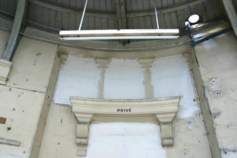Cour principale, face est : trace d'une porte murée vers un atelier ?