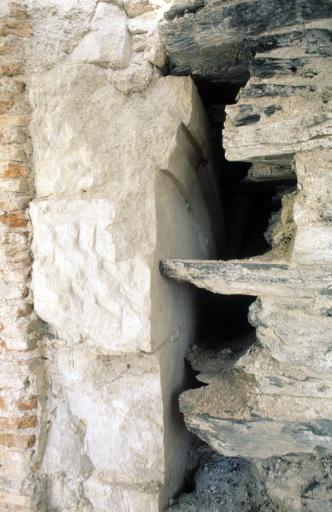 Salle du Logis A : vestiges de la voûte du cabinet, sur la cour sud.