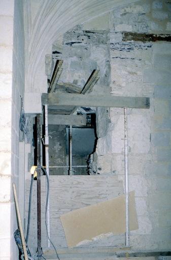 Salle voûtée du Logis B mur sud : vue d'ensemble des restes de l'escalier dérobé.