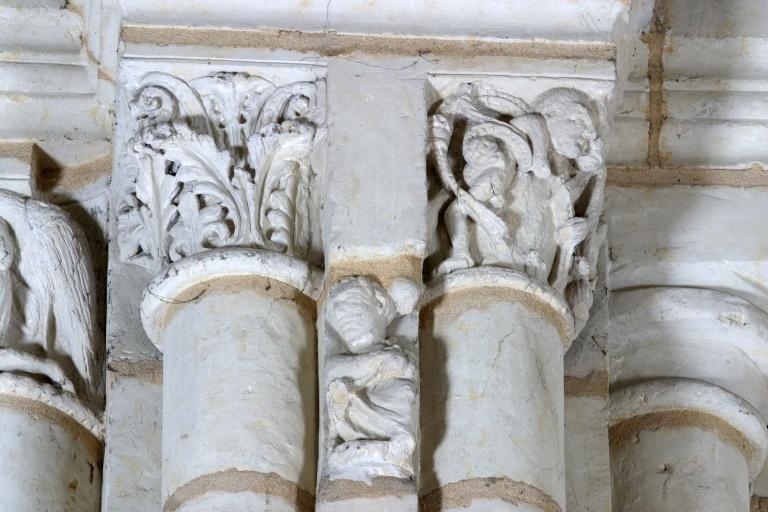 Chapelle Saint-Eloi. Pile nord-ouest-du choeur : chapiteaux de l'arc, vue frontale sud, avec la figure de saint Eloi (?).