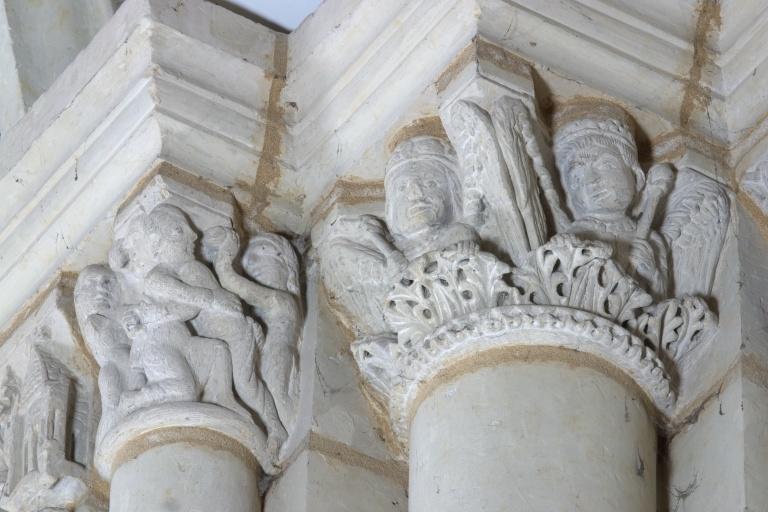 Chapelle Saint-Eloi. Pile d'entrée sud-ouest-du choeur : chapiteaux aux anges et scène de bagarre (?), vus depuis la nef.