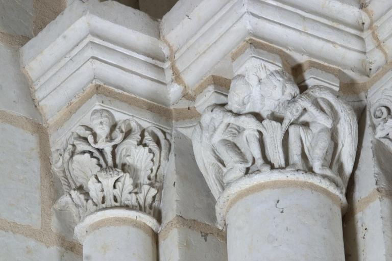 Chapelle Saint-Eloi. Pile d'entrée nord-ouest-du choeur : chapiteaux végétal et aux personnages et oiseaux affrontés, vus depuis la nef.