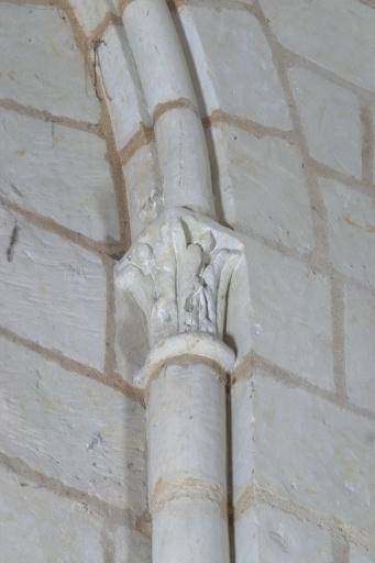 Chapelle Saint-Eloi. Première travée, baie sud, chapiteau de la colonnette ouest (droite).