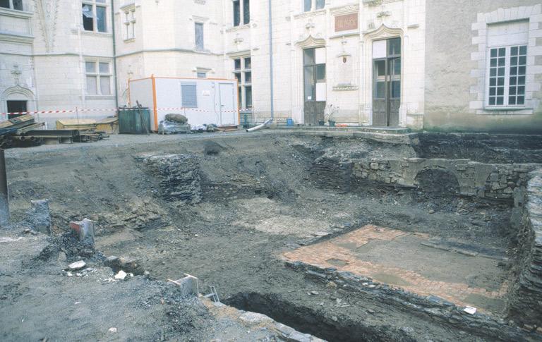 Cour d'entrée du Logis Barrault, fouilles 2001 : au 1er plan, vestiges de la maison de l'hôtelier, au second plan à droite, mur de soubassement du logis imparfaict.