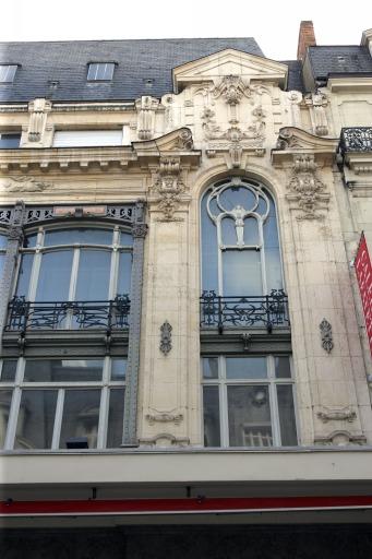 Façade des Nouvelles Galeries, rue d'Alsace : travée de l'élévation en pan de fer et avant-corps latéral droit.