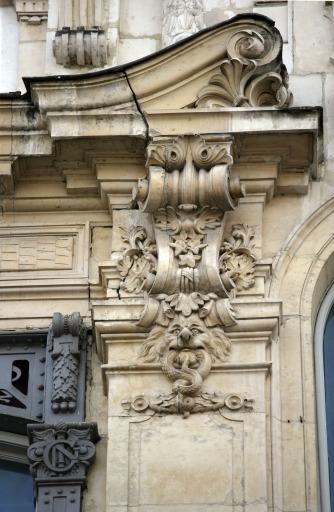 Façade des Nouvelles Galeries rue d'Alsace, avant-corps latéal droit : détail sur la console gauche du fronton brisé.