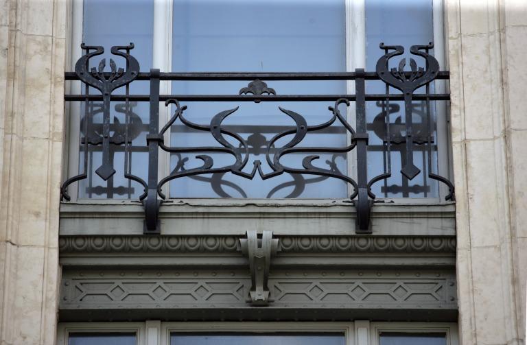 Façade des Nouvelles Galeries rue d'Alsace, avant-corps latéral droit : détail sur le garde-corps.