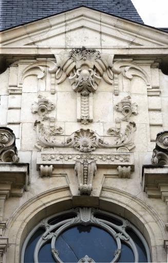 Façade des Nouvelles Galeries rue d'Alsace, avant-corps latéral droit : détail sur le fronton de couronnement.