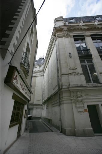 Façade arrière des Nouvelles Galeries, rue des Angles, vers la rue Saint-Denis.