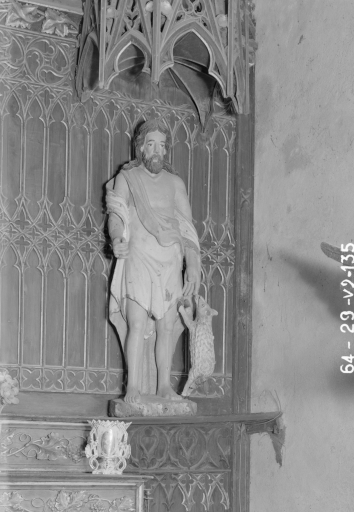 Eglise Saint-Pierre : statue de saint Jean-Baptiste, vue générale