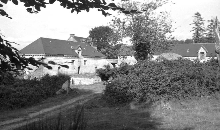 Vue de situation depuis l'ouest : communs du manoir et dépendance (état en 1965)