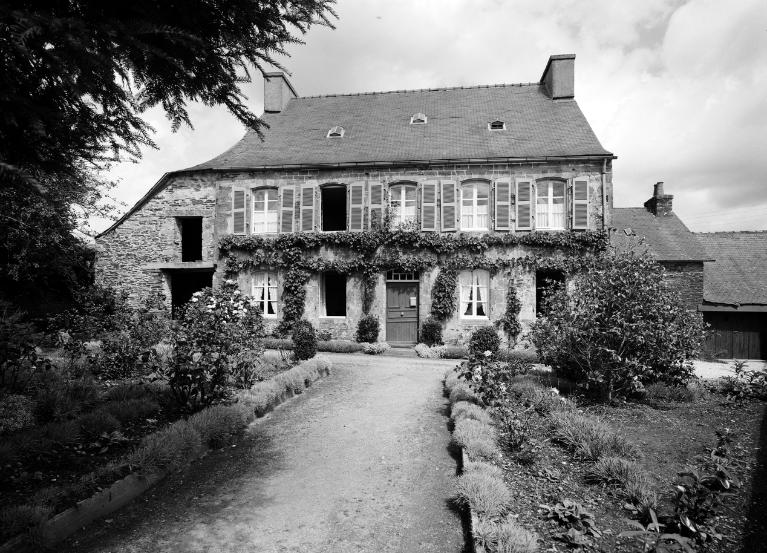 Presbytère, 10 place du Calvaire (Saint-Goazec)