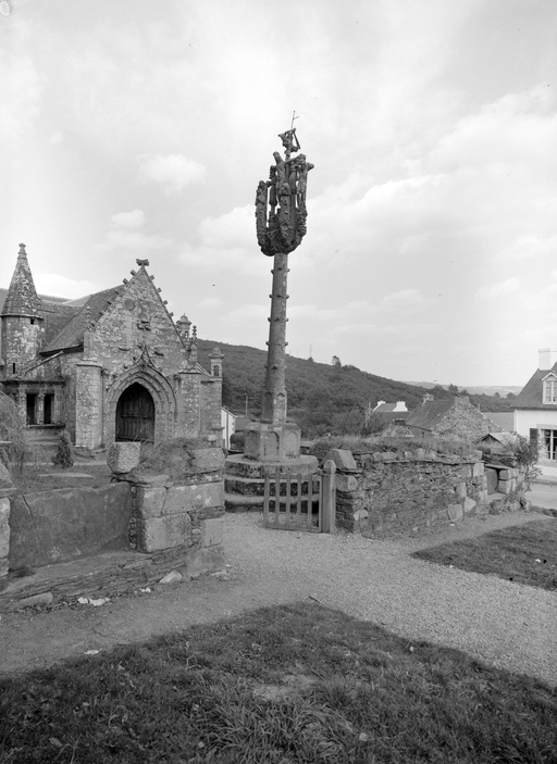 chapelle Saint-Herbot : calvaire, vue générale, face ouest ; Vue générale, face ouest