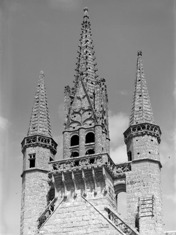 Façade ouest, les trois flèches.