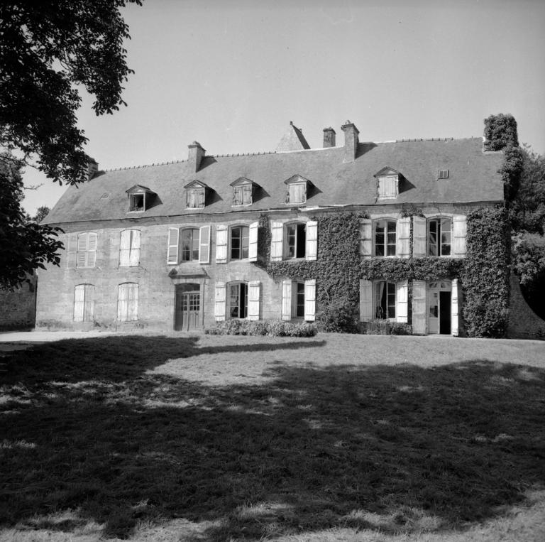 Vue d'ensemble de la façade sud du bâtiment d'habitation