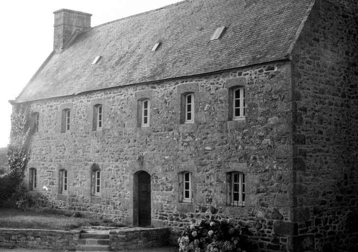 Logis, élévation antérieure (cliché A. Cherrier, pré-inventaire, 1967) ; Pleumeur-Bodou, Kervazen. Logis, élévation antérieure (cliché A. Cherrier, pré-inventaire, 1967)