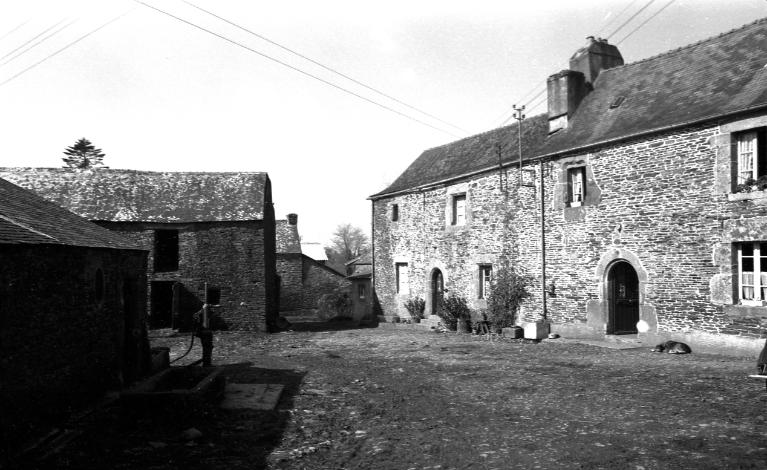 Vue générale de la cour est-ouest