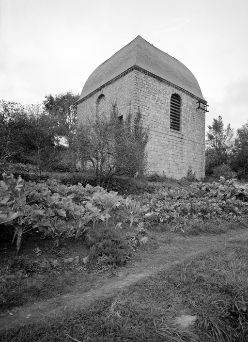 Vue du clocher isolé dans la montagne des Cloches, au nord de l'église