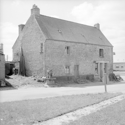 Vue générale de la maison et du puits ; Bourg - Maison A - Vue générale de la maison et du puits.