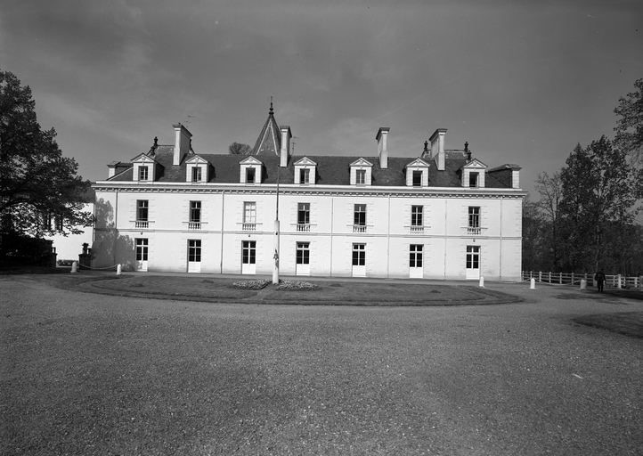 Vue générale de la façade principale est