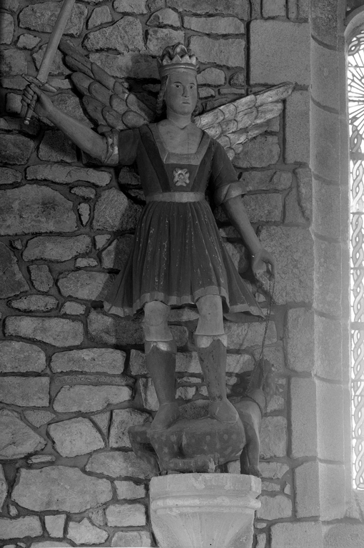Groupe sculpté (d'applique, grandeur nature) : saint Michel terrassant le dragon, chapelle Sainte-Michel (Glomel)