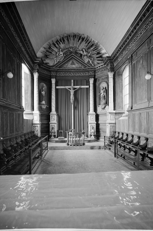 Autels (3), retables (3), tabernacles (2), (maître-autel, autel secondaire, autel tombeau, retable architecturé, tabernacle à ailes), église Paroissiale Saint Pierre (Plouguernével)
