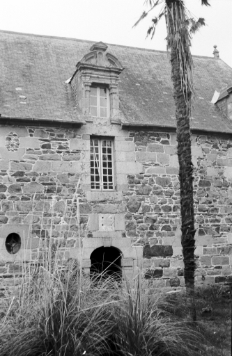 Vue générale (cliché pré-inventaire, 1969) ; Perros-Guirec, Crec'h Guégan. Manoir, 4ème quart du 17ème siècle (cliché pré-inventaire, 1969)