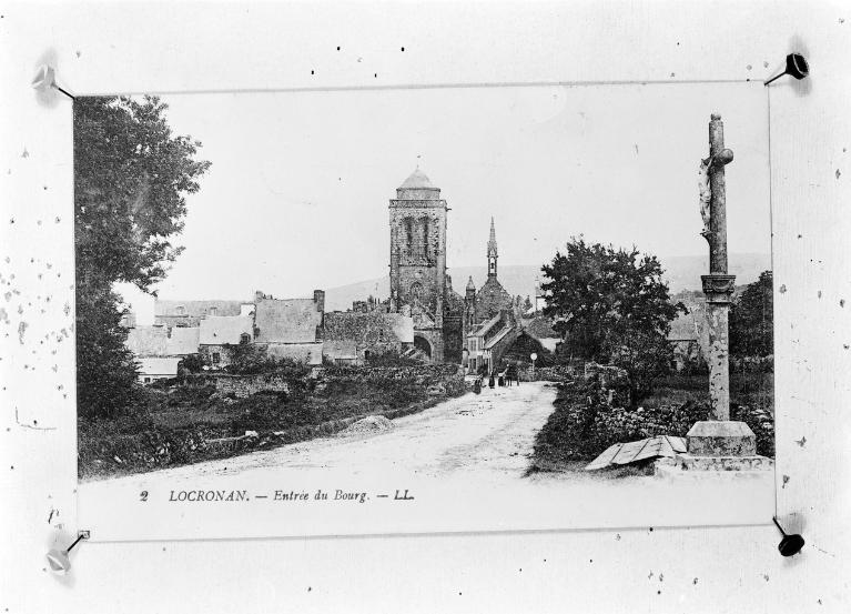Reproduction, carte postale ancienne - vue d'ensemble prise de l'ouest (Archives départementales du Finistère)