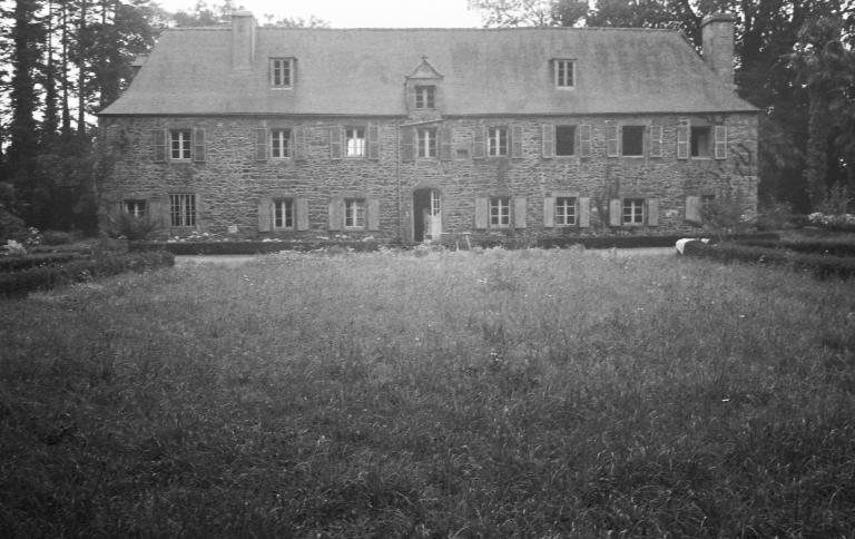 Trémel : manoir de Coat Tromarc'h, élévation orientée vers le nord-ouest (côté jardin), photographie de 1970